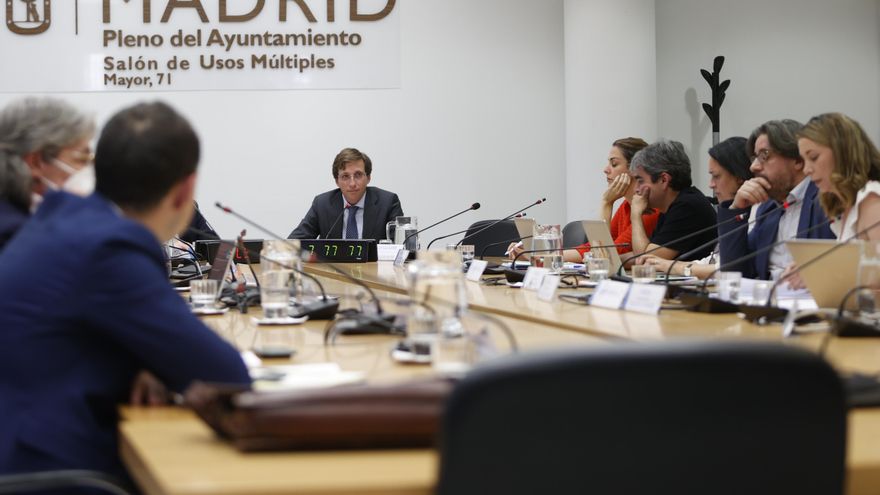 El alcalde de Madrid, José Luis Martínez-Almeida durante el acto conmemorativo que con motivo del Día de Europa se celebra este lunes en la Plaza de la Villa. EFE/Zipi