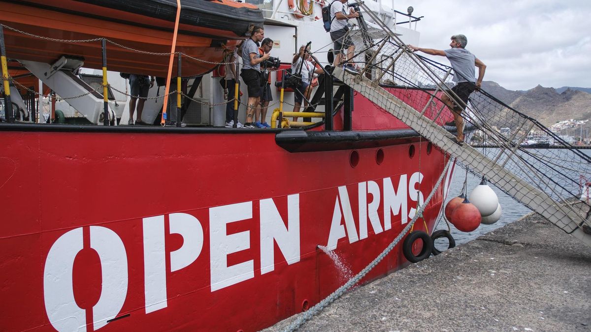 El buque de rescate de la ONG Open Arms este jueves en el puerto de Santa Cruz de Tenerife