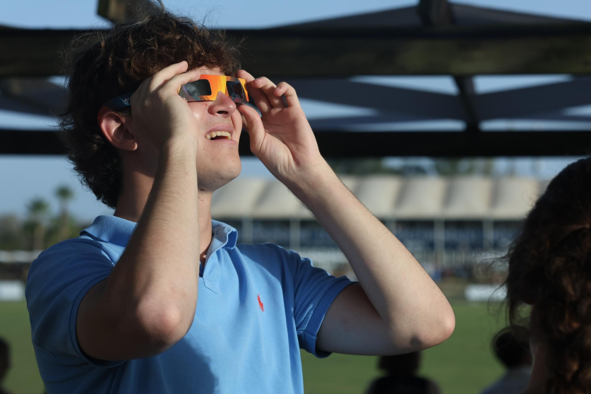 Personas observan el eclipse con las gafas homologadas. A 12 de agosto de 2026 en Cádiz, Andalucía (España).