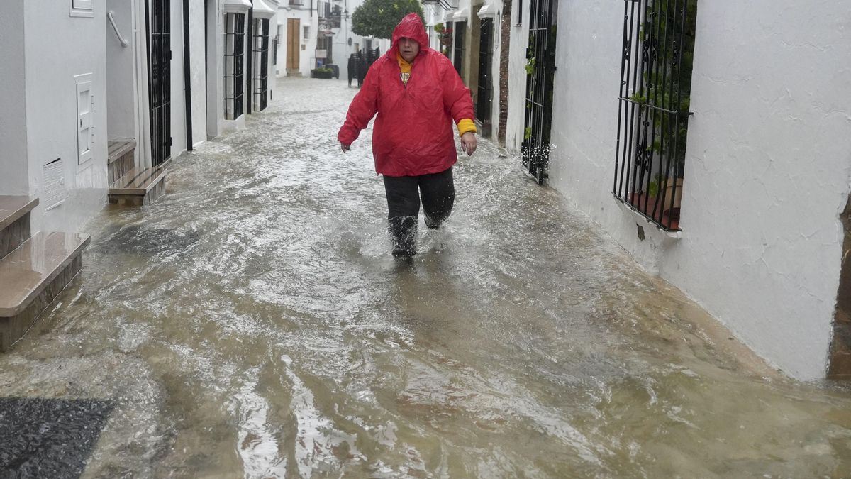 Una calle convertida en río en Grazalema, este miércoles.