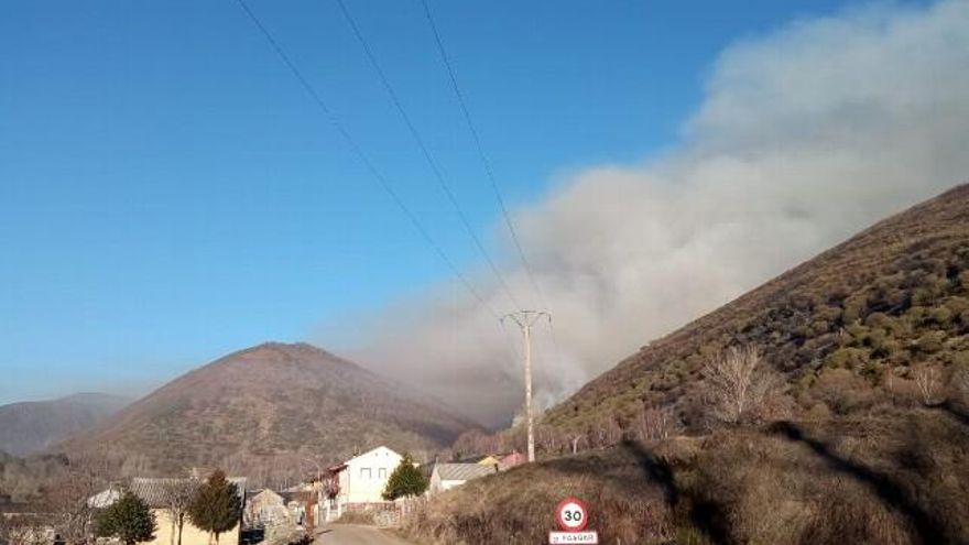 Incendio forestal en Fasgar. // Ángel Santamarta
