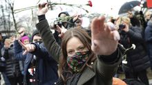 Varias mujeres participan en el evento "Flores Polacas" frente a la cámara baja del parlamento polaco (Sejm), durante el paro internacional convocado en el Día de la Mujer, en Varsovia, Polonia, hoy, 8 de marzo de 2017.