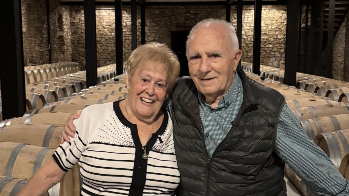 Valentina y Victoriano en la sala de barricas de Franco Españolas