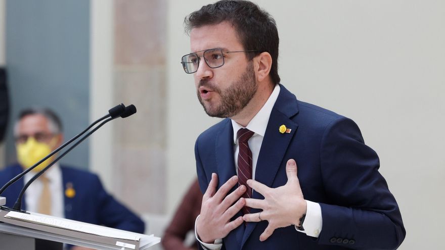 El candidato de ERC, Pere Aragonés, durante su réplica al lider parlamentario del PSC, Salvador Illa, durante el debate de investidura del nuevo presidente de la Generalitat celebrado este viernes en el Auditori del Parlament de Catalunya. EFE/Quique García/Archivo