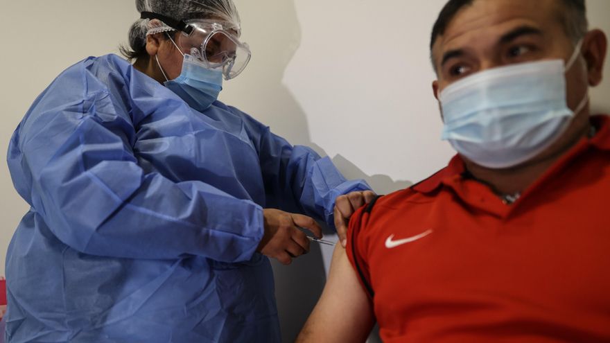 Argentina registró un récord diario de contagios el 27 de mayo último, cuando se notificaron 41.080 casos, mientras que el mayor número de muertes en una sola jornada se verificó el pasado 22 de junio, con 792 fallecimientos. Foto de archivo. EFE/Juan Ignacio Roncoroni