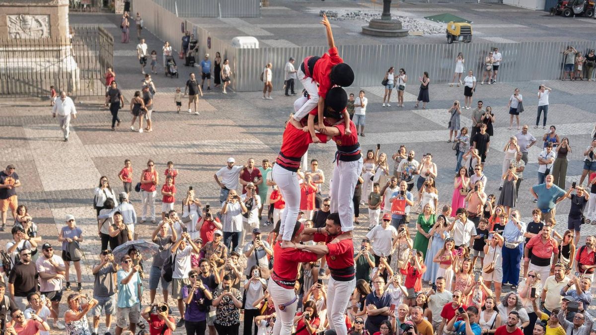 Una exhibición del grupo de 'castellers' en la Plaza Mayor de Madrid