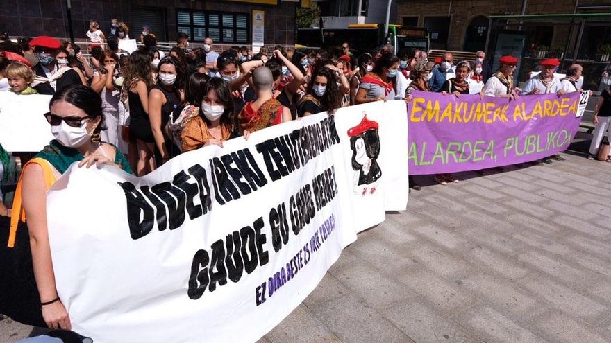 Concentración a favor del Alarde mixto en Hondarribia