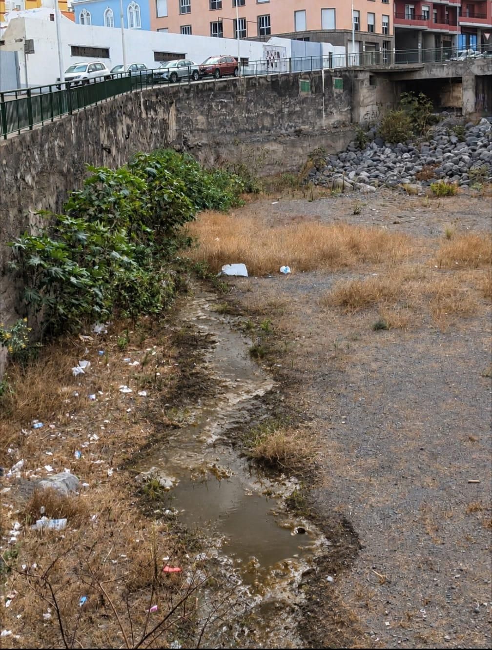Vertido de aguas residuales en el barranco de Las Nieves, por encima del puente peatonal situado  frente de la Plaza de La Alameda de Santa Cruz de La Palma.