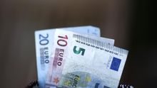 Vox considera que fue un error haber desaconsejado el pago en metálico por el Covid 19 y exige incentivarlo