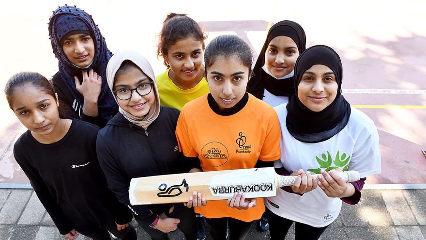 Pioneras del críquet, pero sin campo: un grupo de adolescentes lucha por dignificar su deporte en Barcelona