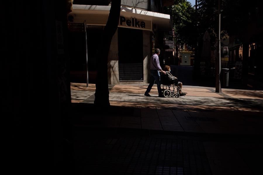 Un hombre pasea con su madre por la capital tinerfeña este domingo. (Efe / Ramón De La Rocha)