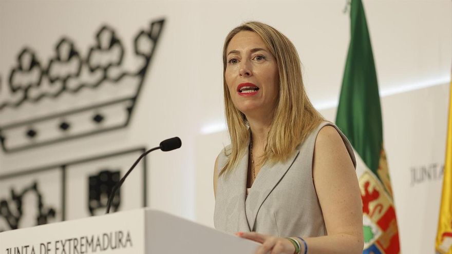 La presidenta de la Junta de Extremadura, María Guardiola, comparece ante los medios de prensa tras el anuncio de ruptura de VOX con el PP, en la Presidencia de la Junta de Extremadura, a 12 de julio de 2024, en Mérida, Badajoz, Extremadura (España)