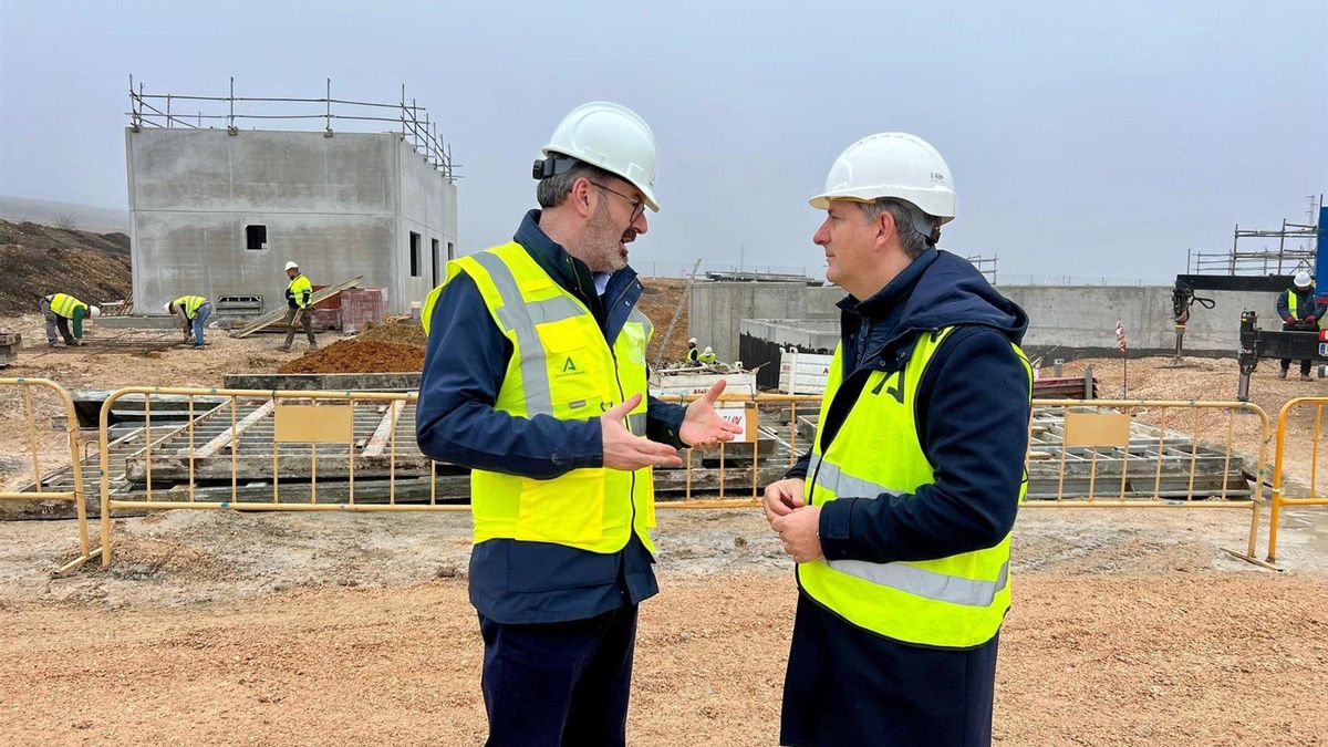 Adolfo Molina y Francisco Acosta, durante la visita a la EDAR de La Carlota