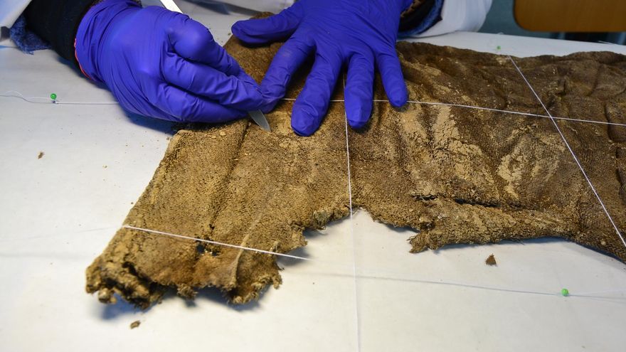 La ropa que estuvo 80 años en un pozo y ahora es memoria y prueba para las familias de los fusilados en el franquismo