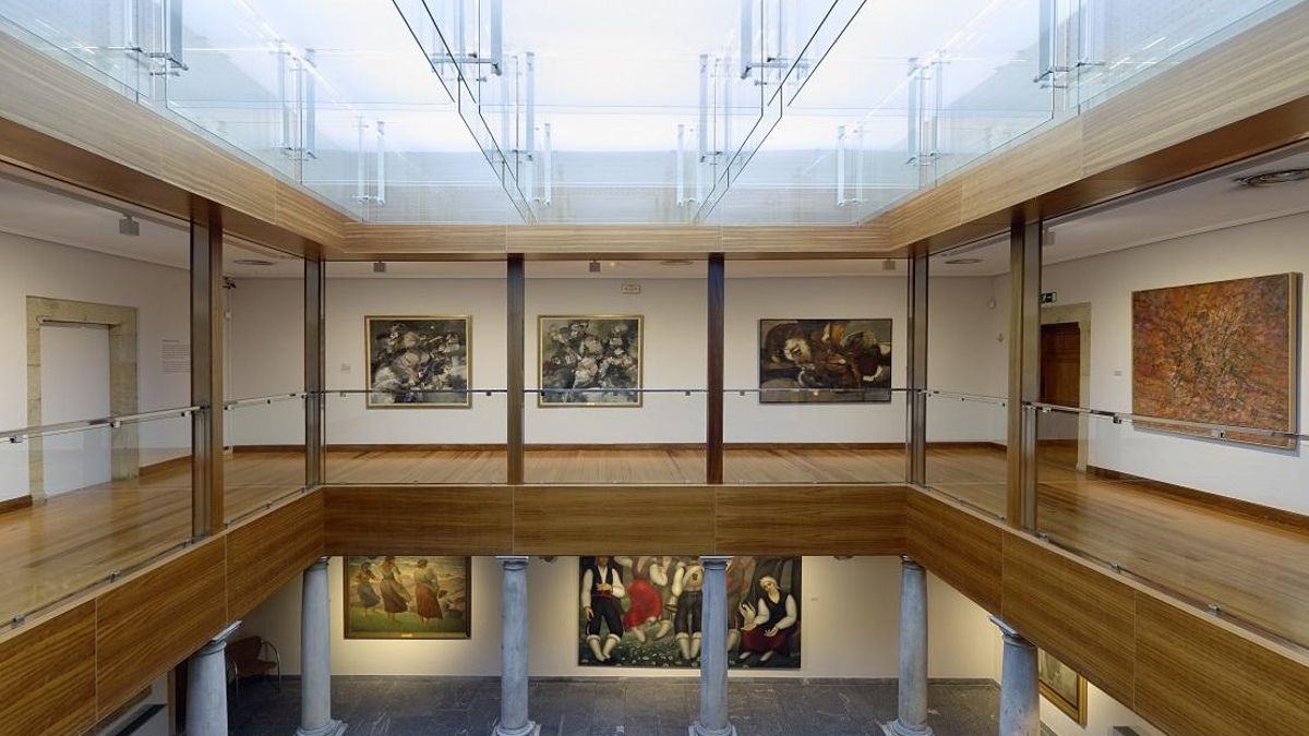 El museo custodia la rica colección artística del municipio que reúne obras de arte que abarcan disciplinas tan diversas como la pintura, la escultura, el dibujo, el grabado o la fotografía