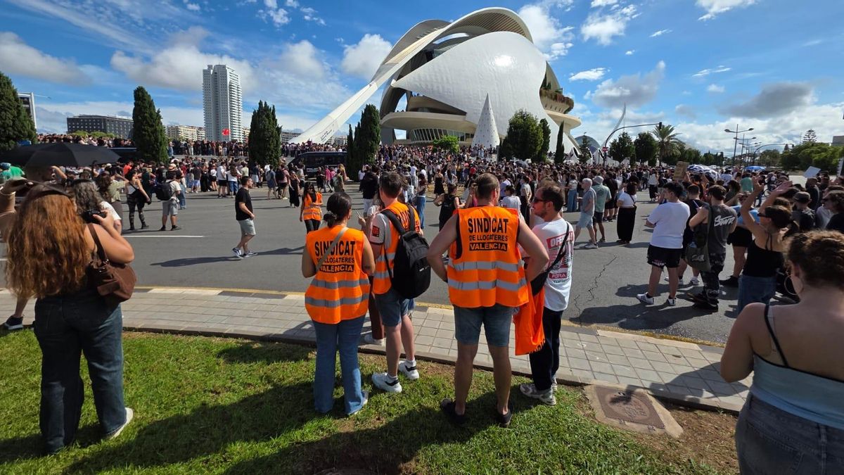 Un momento de la manifestación por la vivienda celebrada este sábado en València.