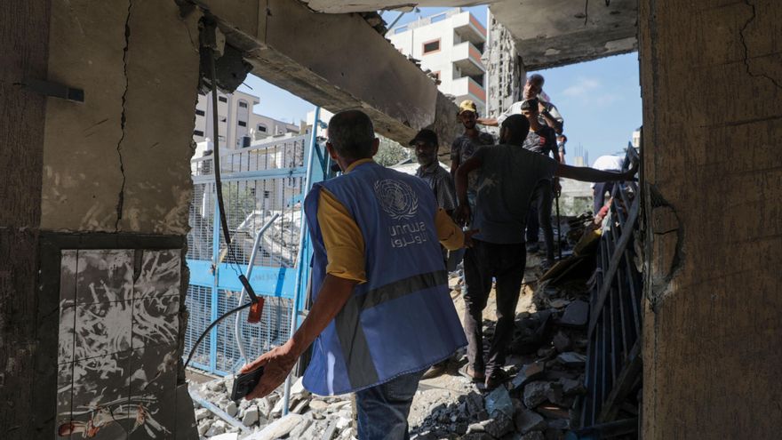 Imagen de archivo de personal de la UNRWA en el campamento de refugiados de Nuseirat, en Gaza, tras un bombardeo israelí. EFE/EPA/MOHAMMED SABER