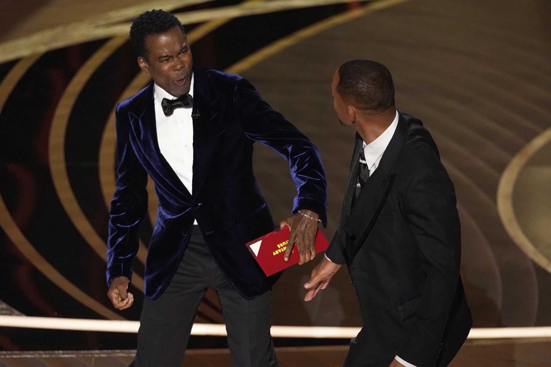 Will Smith le propina un tortazo al presentador Chris Rock, después de que este hiciese un chiste sobre el rapado de su mujer, Jada Pinkett.