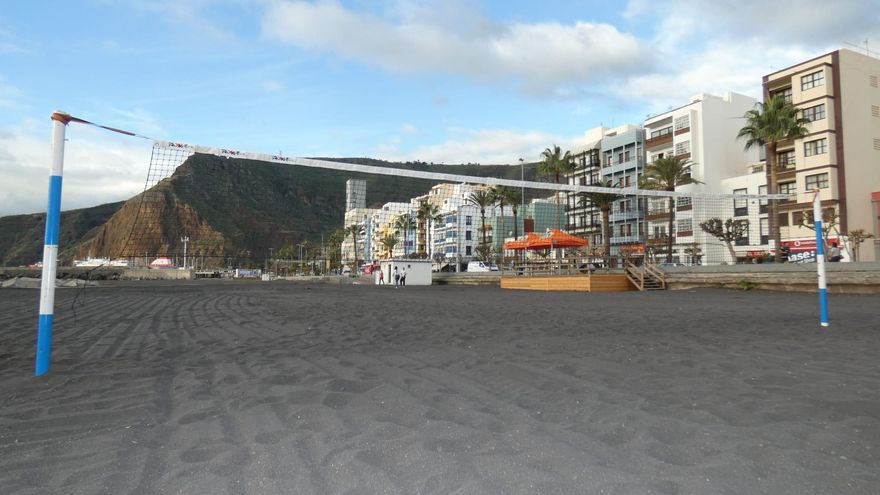 Espacio para tenis playa en la playa de Santa Cruz de La Palma.