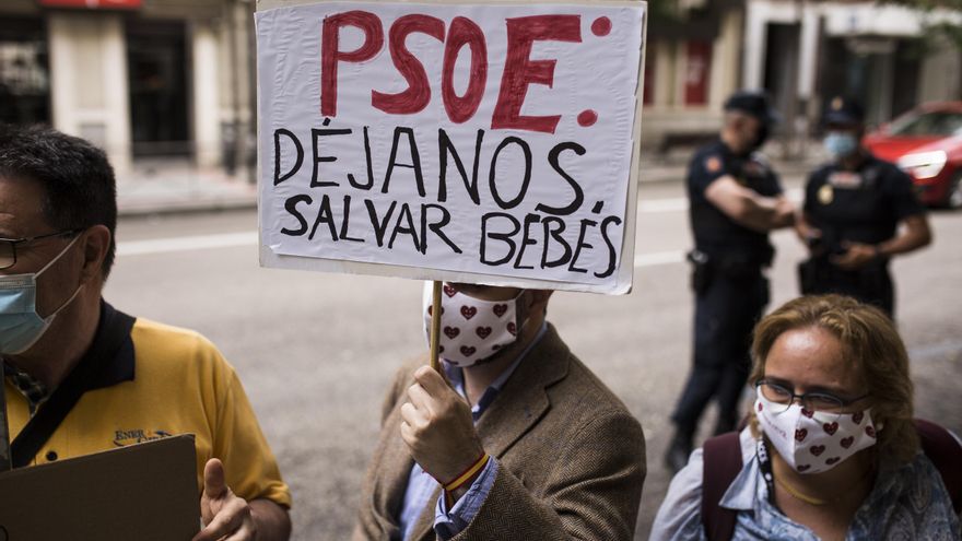 Concentración frente a la sede del PSOE, en Madrid, contra la reforma que persigue el acoso antiabortista en las clínicas