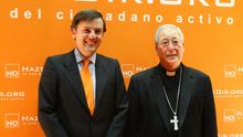 El obispo Reig Plá, con Ignacio Arsuaga, en una entrega de premios HazteOir