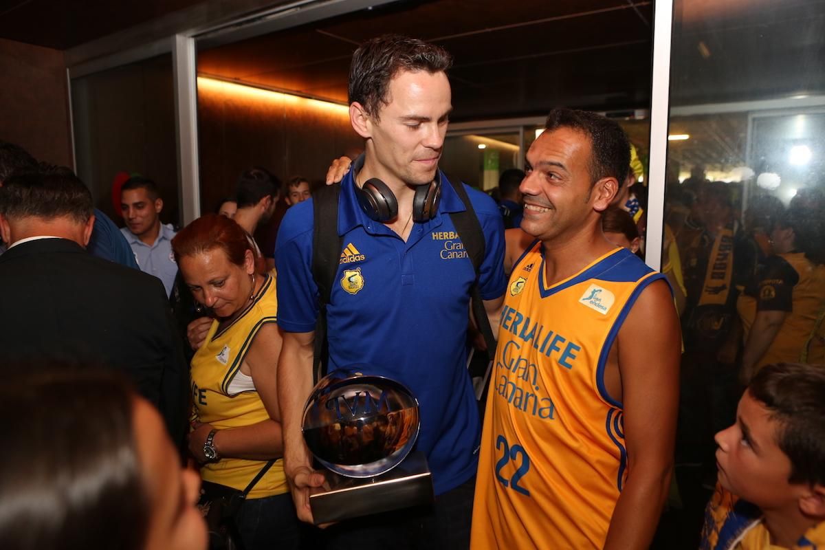 Llegada del 'Granca' al aeropuerto.