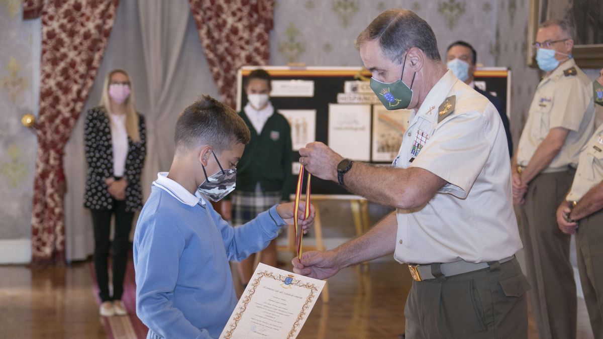El teniente general Carlos Palacios entregando premios a escolares en Canarias