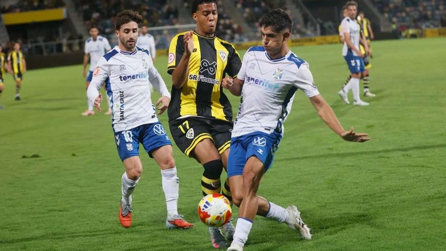 Dos concesiones en cinco minutos retratan la desconexión del Tenerife