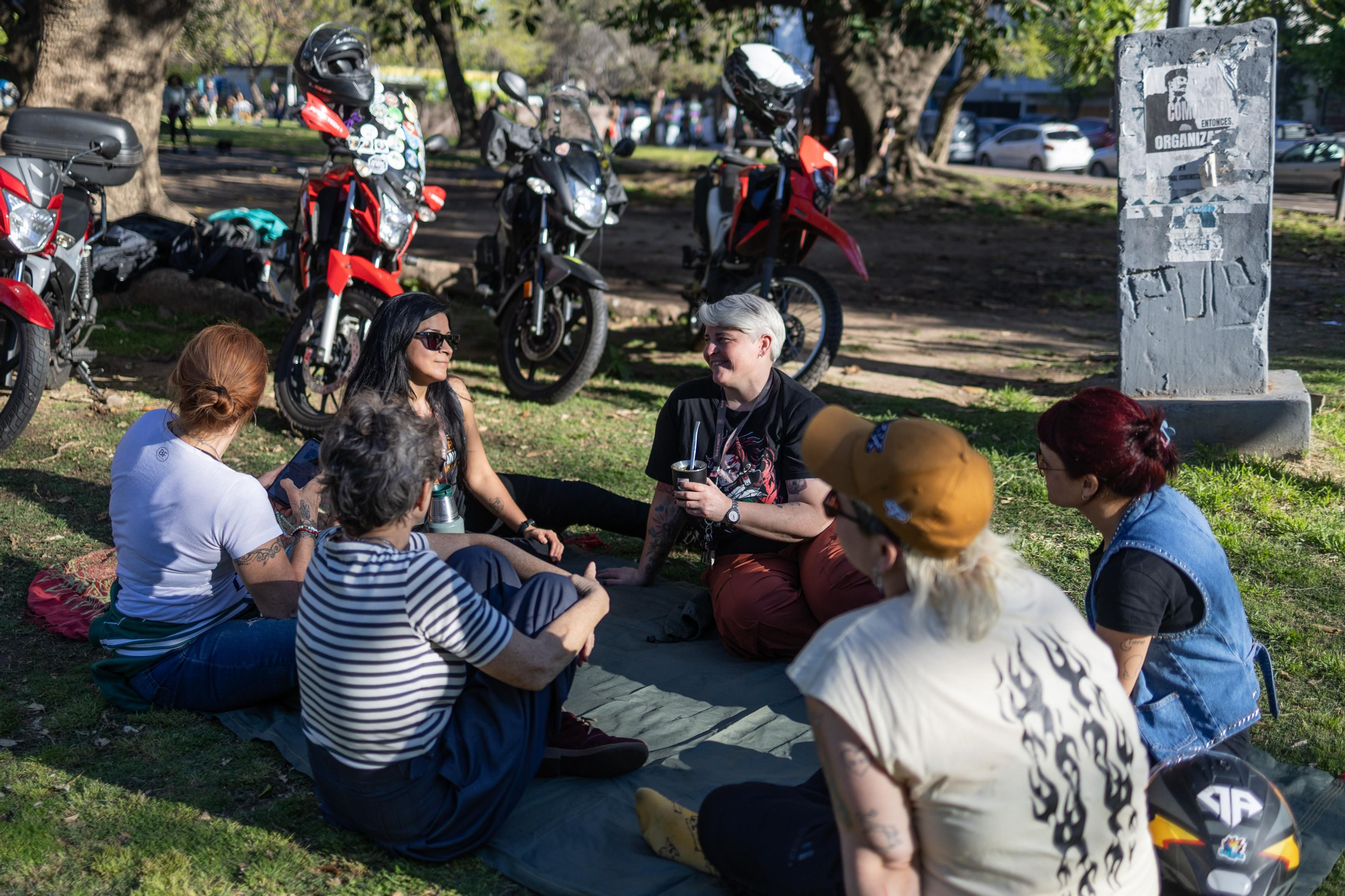 Mates, galletitas, una manta y charlas entre compañeras. Cada una tiene sus propias ocupaciones, familias, hobbies y trabajos. “No todo es la moto en mi vida", asegura Ari, pero vuelven al tema una y otra vez