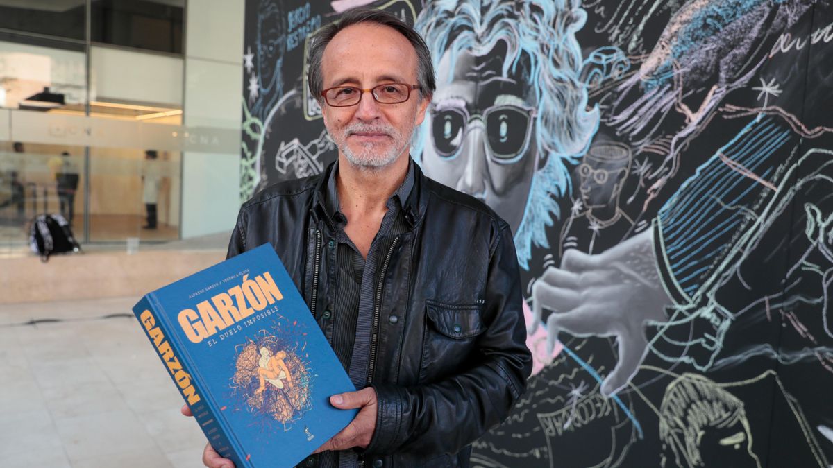 El dibujante Alfredo Garzón muestra la edición colombiana 'Yo quiero no morir', en una imagen de 2024