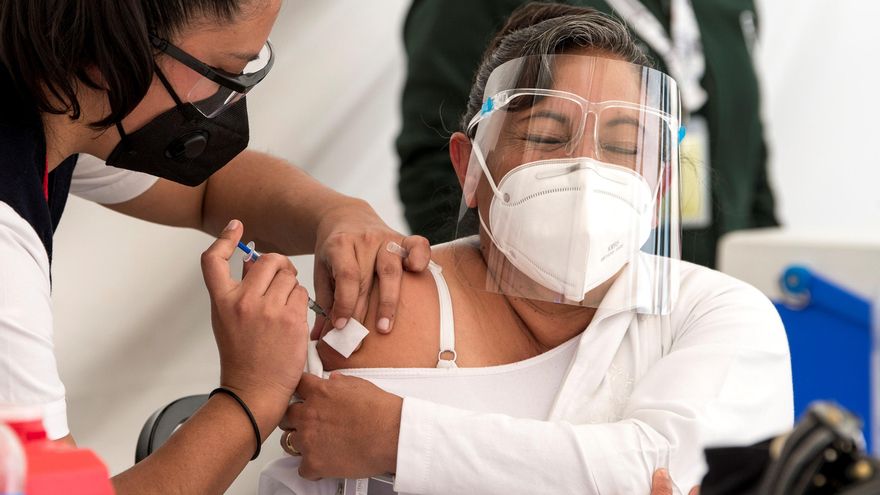 Personal de la Salud recibe la vacuna de Pfizer-BioNTechal contra la covid-19 el 1 de abril de 2021 en Saltillo, en el norteño Estado de Coahuila (México). EFE/ Miguel Sierra/Archivo