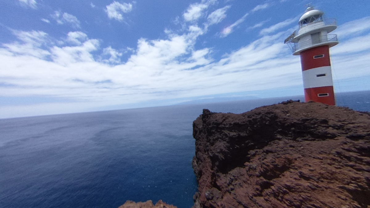 Faro en la punta de Teno, en la costa oeste de Tenerife, y la isla de La Gomera al fondo.