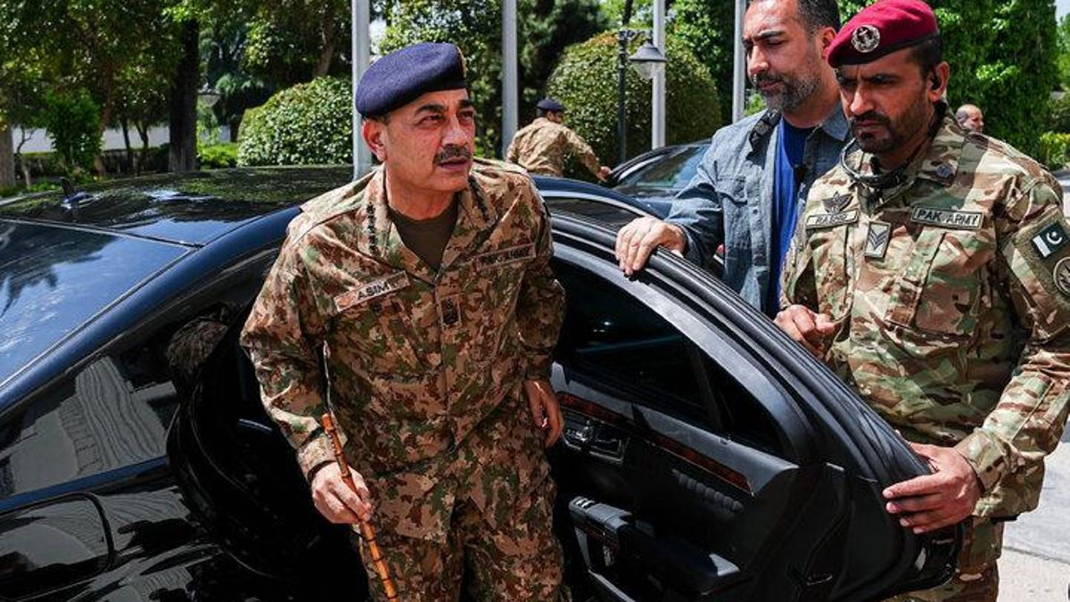 Asim Munir, a su llegada a Irán para reunirse con el presidente del Parlamento.