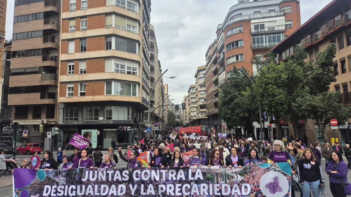 La marcha feminista del 8M reúne en Murcia a miles de personas que claman contra "la desigualdad y precariedad"