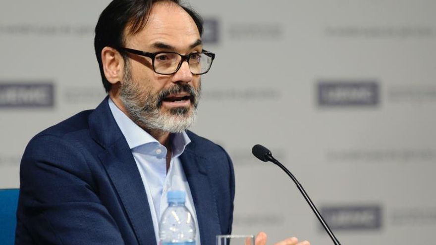 Casado alerta del daño de las noticias falsas y valora el tamiz periodístico