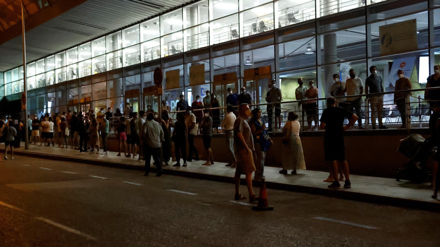 Imagen de los exteriores del punto de vacunación masiva del Wizink Center en Madrid. EFE/Zipi/Archivo