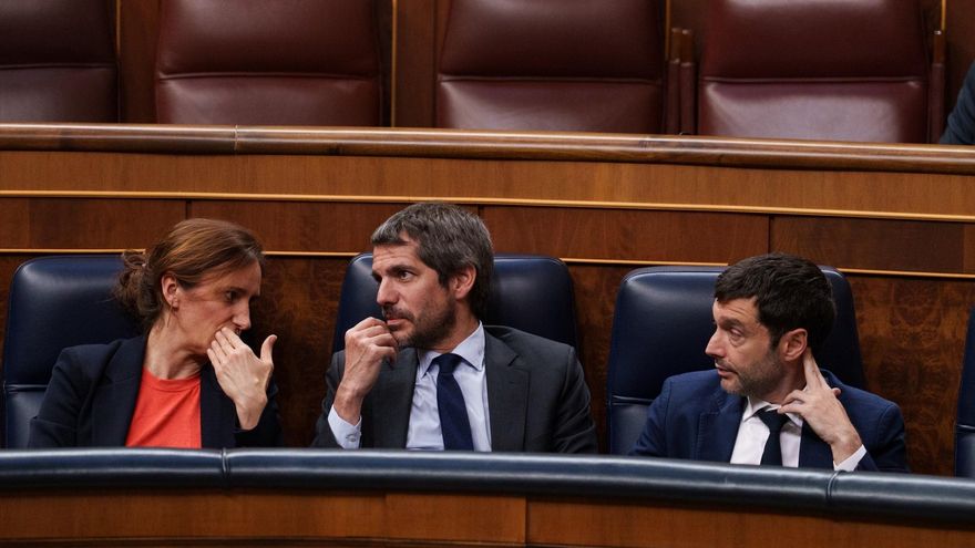 (I-D) La ministra de Sanidad, Mónica García; el ministro de Cultura, Ernest Urtasun; y el ministro de Derechos Sociales, Consumo y Agenda 2030, Pablo Bustinduy; durante una sesión plenaria en el Congreso, a 28 de abril de 2026, en Madrid (España). Matias Chiofalo / Europa Pres