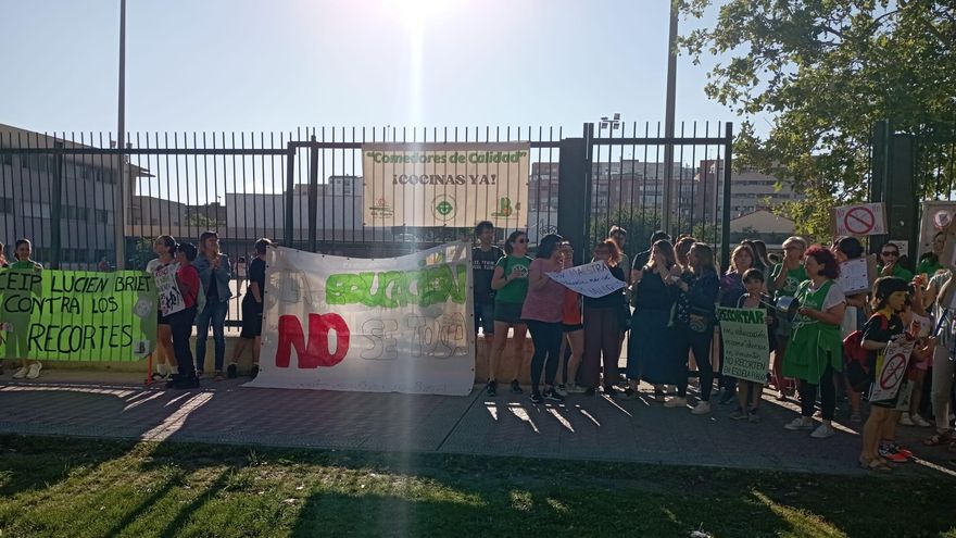 La comunidad educativa aragonesa denuncia el "recorte" de 500 docentes que el PP califica de "reorganización"