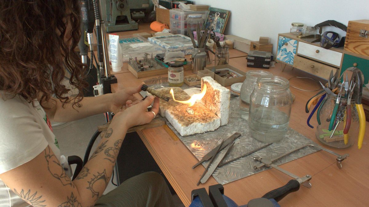 Celia González, en un momento de trabajo en su taller en Leciñena (Zaragoza).