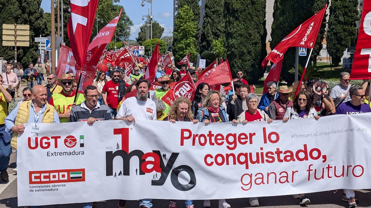 La manifestación central de CCOO y UGT en Extremadura, que ha tenido lugar en la capital extremeña.