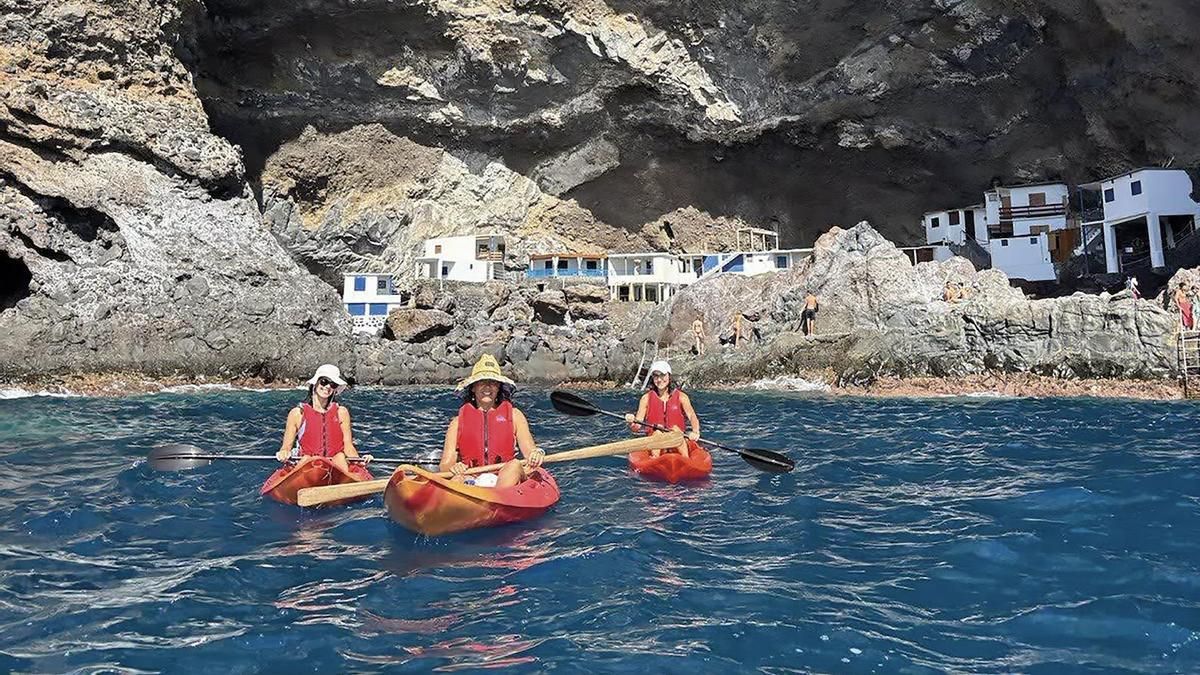 La patronal conmemora en La Palma el Día del Turismo con dos excursiones en kayak para los residentes por la costa  de Tijarafe
