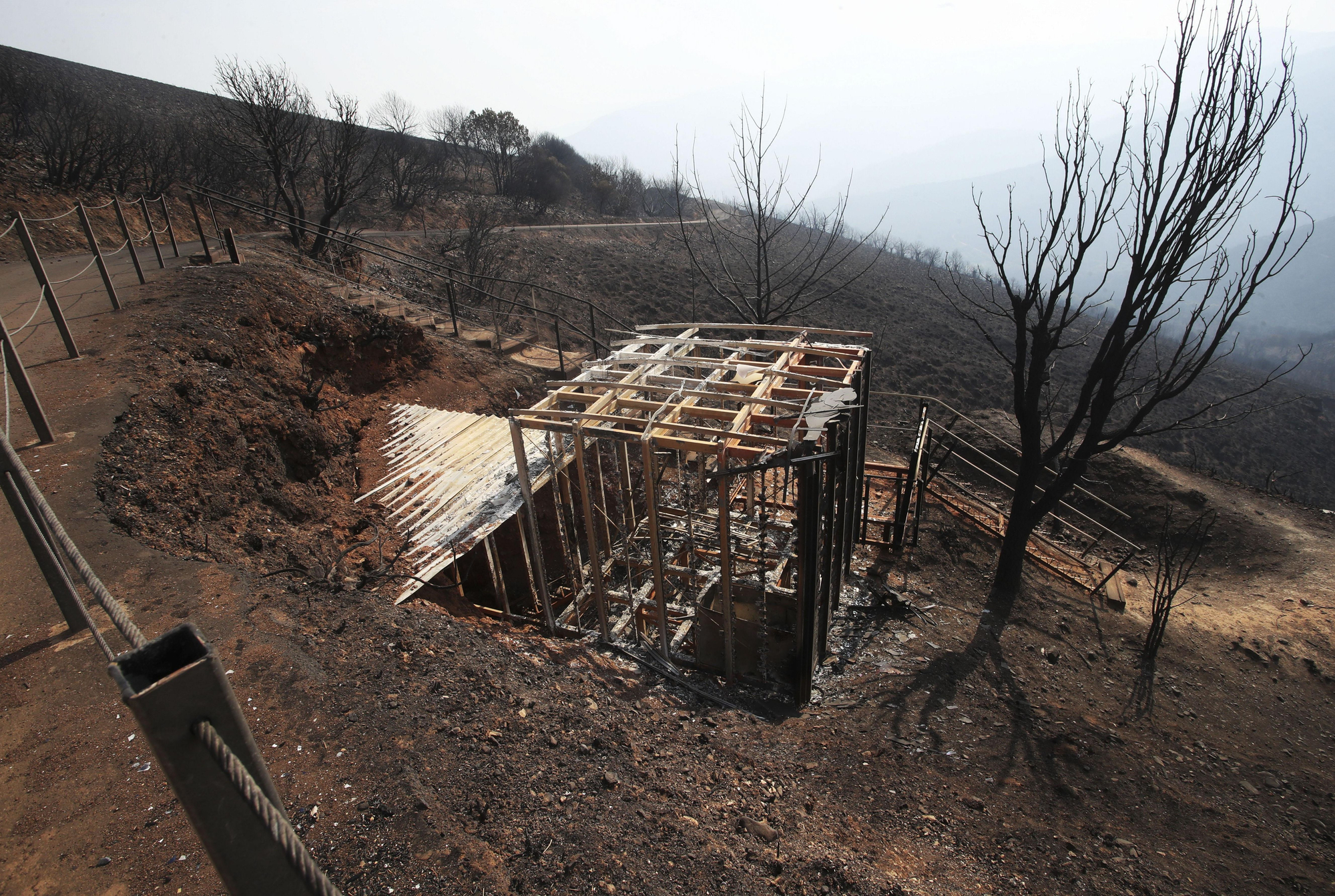 View of a burned place from the Mirador de Orellán, one of the infrastructure affected by the fire in Los Médulas, Orelán and Carucedo, this Wednesday. EFE/Ana F. Barredo