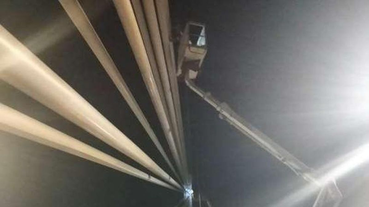 La Junta inspecciona los tirantes del Puente de Andalucía