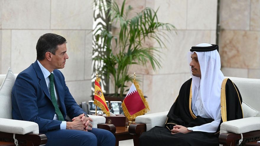 El presidente del Gobierno, Pedro Sánchez (i), y el primer ministro y ministro de Asuntos Exteriores del Estado de Catar, Mohamed bin Abdulrahman al Zani (d), durante la firma de acuerdos entre España y Catar, a 3 de abril de 2024, en Doha (Catar).