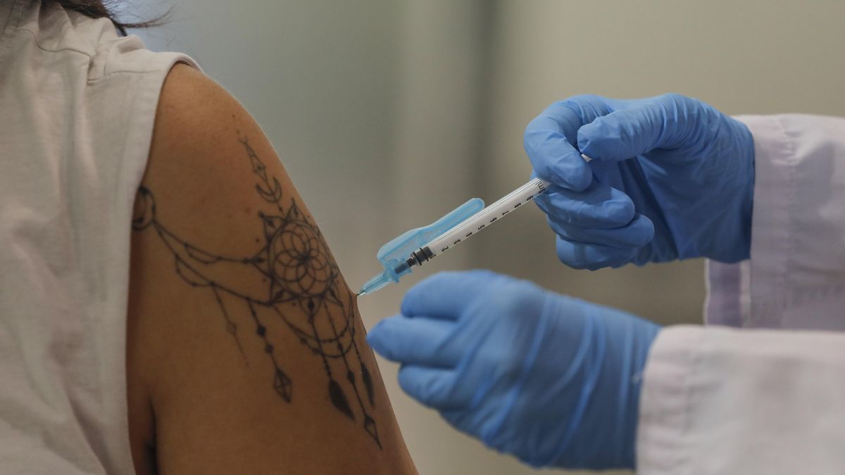Una enfermera administra la vacuna contra el Covid-19