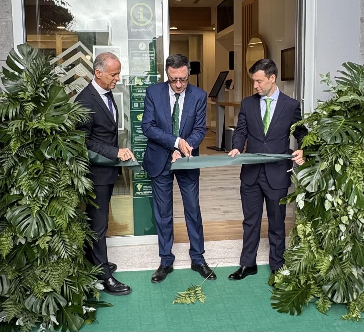 Momento del corte de la cinta con Fernando Berge, Manuel del Castillo y Francisco José Bravo.