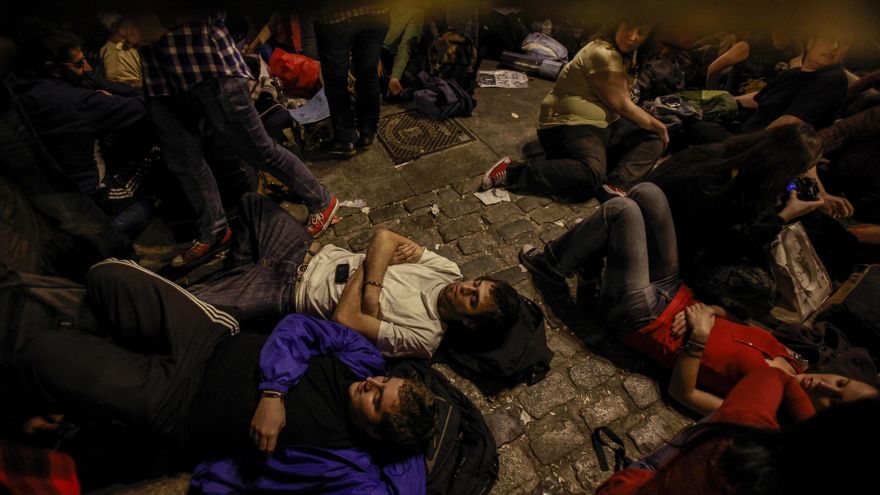 21/05/2011. Un grupo de jóvenes durmiendo en el suelo en la Puerta del Sol.