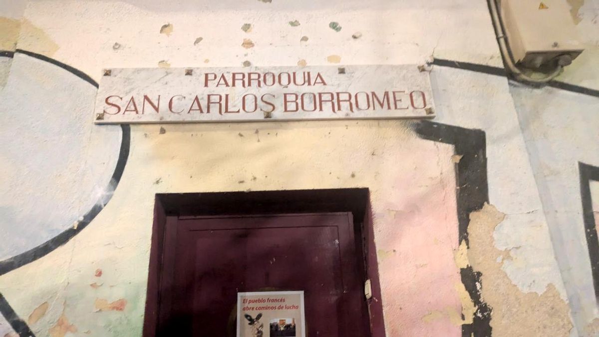 La parroquia de San Carlos Borromeo, en Entrevías, esta noche durante el encierro