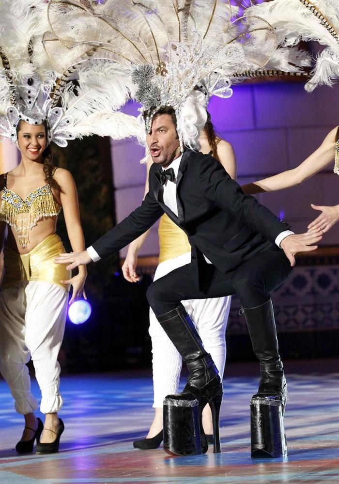 El presentador Arturo Valls durante la gala Drag Queen. (Efe/Elvira Urquijo A.).