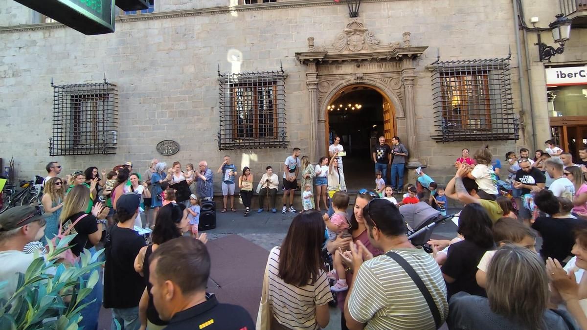 Concentración de las familias frente al Ayuntamiento de Jaca